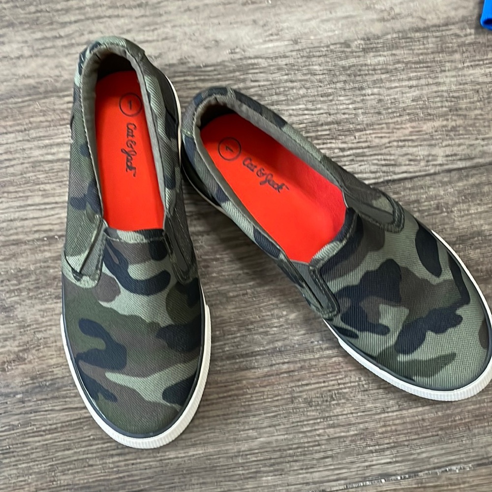 Like new boys Cat & Jack camo slides